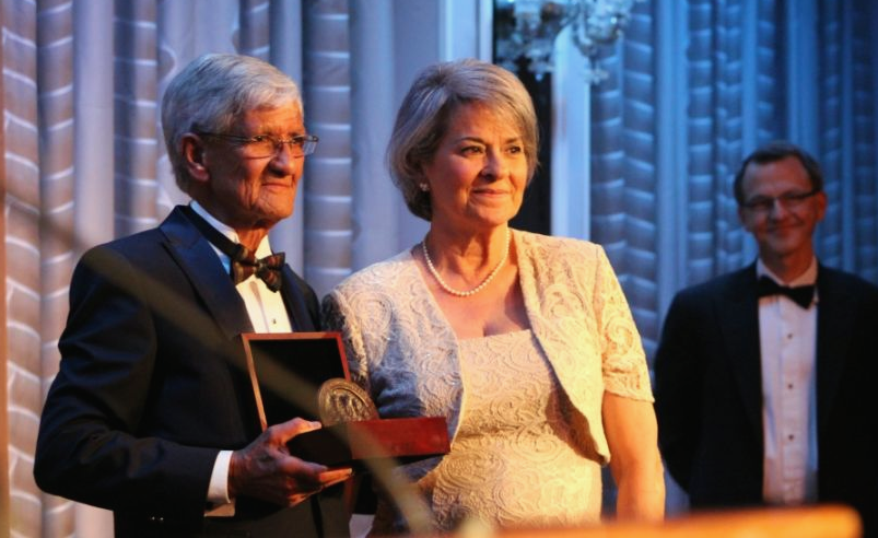Armando Valladares y su esposa, Martha. Al fondo, Bill Mumma, Presidente del Fondo Becket. (PHOTO: THE CHRISTIAN POST/LEONARDO BLAIR)